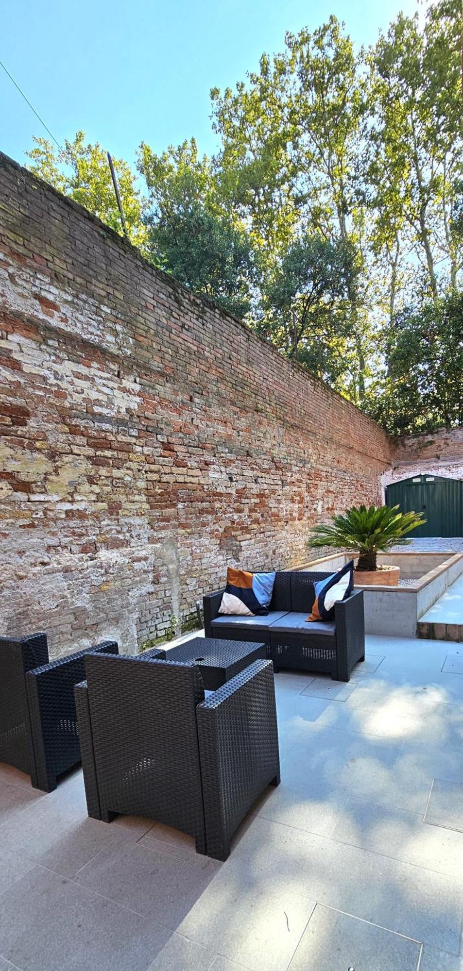 Small With Private Garden * Venise